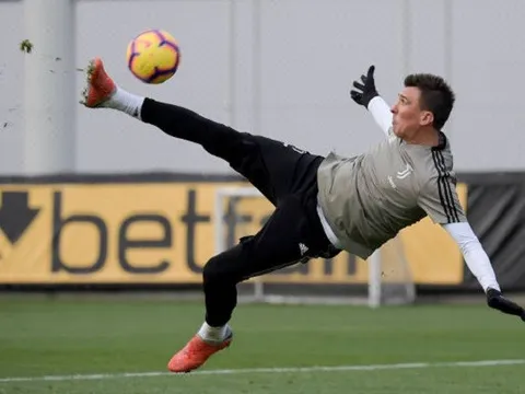 Hàng công Juventus chăm chỉ học theo Ronaldo hòng lập siêu phẩm