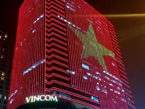 Hàng loạt Sao Vàng khổng lồ xuất hiện giữa bầu trời Hà Nội