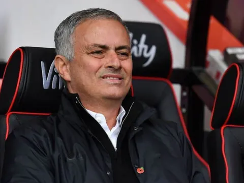 Hàng thủ Man Utd ngờ nghệch, HLV Mourinho biểu cảm 'khó đỡ'