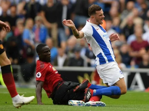 Neville: "Mourinho cũng cạn lời với hàng thủ MU. Bailly đá như mất trí"