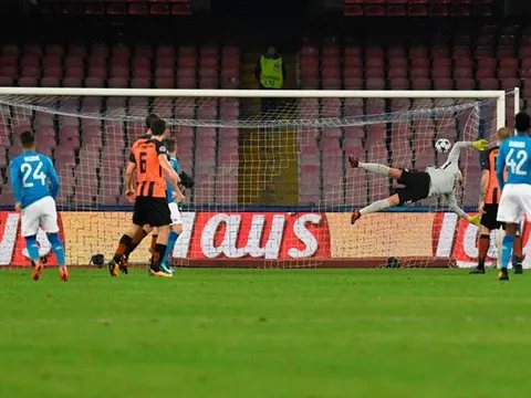 Hàng thủ Shakhtar Donetsk trố mắt trước siêu phẩm của Insigne