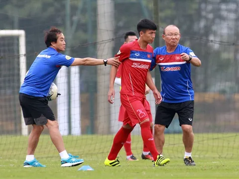 Hàng thủ tan hoang, thầy Park 'cố đấm ăn xôi' với 3-4-3?