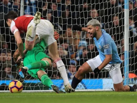 Hàng thủ thảm họa của Arsenal đã làm gì khi Aguero lập hat-trick?