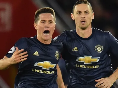 "Hàng tiền vệ của Man Utd không tồn tại..."