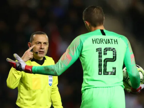 Hành động 'trẻ trâu', thủ môn tuyển Mỹ bị kẻ thù Man Utd giáo huấn