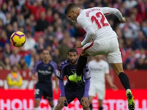 "Hậu duệ Ronaldo" nổ súng, Sevilla vượt mặt Barcelona và Atletico
