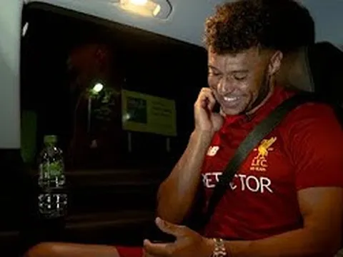 Hậu trường giờ phút Chamberlain ký hợp đồng với Liverpool