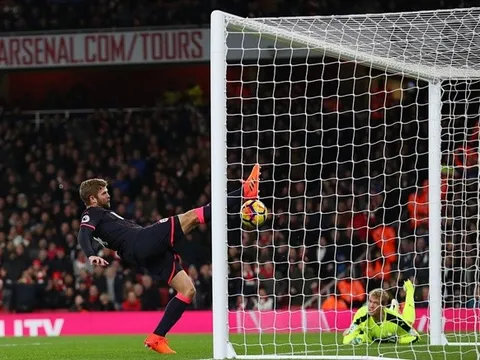 Hậu vệ Huddersfield "khóc thét" trước siêu phẩm hụt của Lacazette