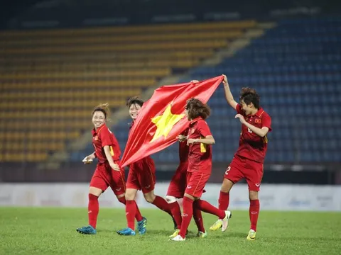 'Hãy chuyển hết tiền cho bóng đá nữ'