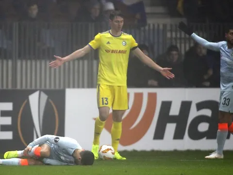 Hazard đau đớn nằm sân, Chelsea lo sốt vó