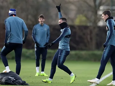Hazard dùng tuyệt chiêu 'nhất dương chỉ' trên sân tập Chelsea