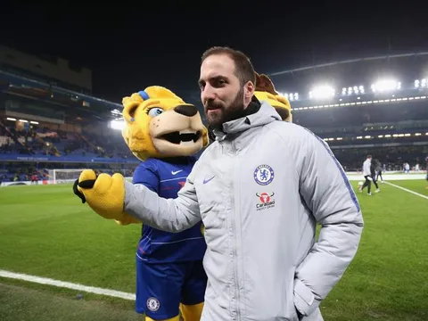 Hazard mượn Higuain 'đá xéo' đồng đội