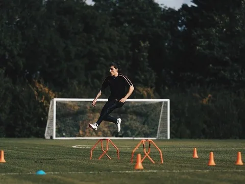 Hector Bellerin trong bộ cánh "chất lừ" trên sân tập