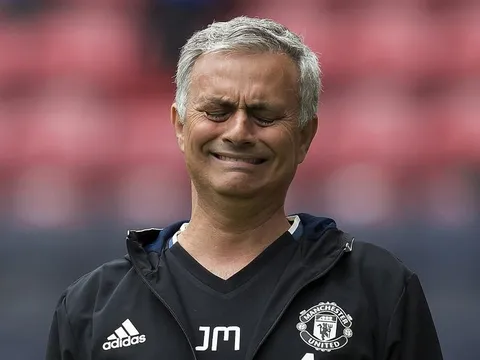 Hãy học cách tiêu tiền đi thôi, Mourinho!