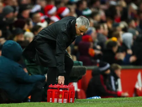 Hết đập phá, đấm đá, Mourinho lại làm điều này với bình nước