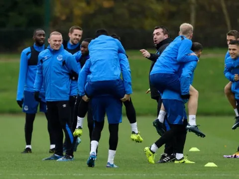 Hết hy vọng tại châu Âu, Rooney và đồng đội bày đủ trò trên sân tập