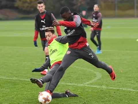 Hết rê dắt rồi xoạc bóng, Ozil cân cả buổi tập của Arsenal