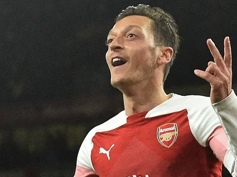 Hết Salah, huyền thoại Arsenal lại dụ Ozil tới Real