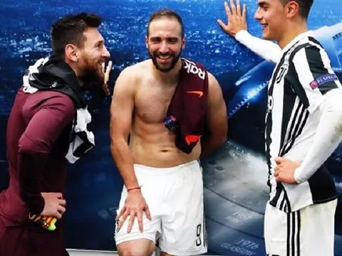 Higuain bị 'dìm' tơi tả trong tấm hình chụp cùng Messi