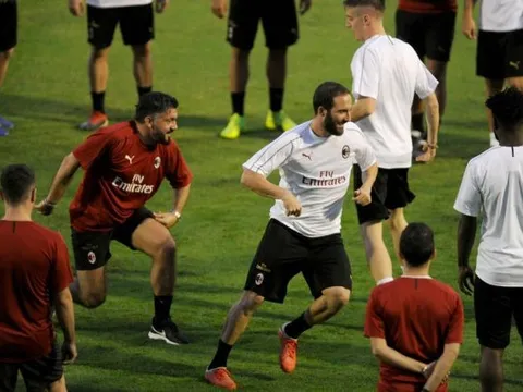 Sắp đến Chelsea, Higuain va chạm gây sốc với Gattuso trên sân tập
