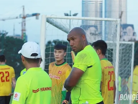 HLV Jason Brown đồng ý sát cánh cùng ĐTQG, “bố” Chung mừng ra mặt