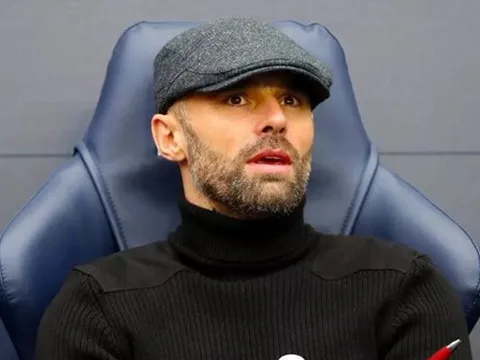 HLV đội hạng nhất hóa trang thành Pep Guardiola khi đối đầu Man City