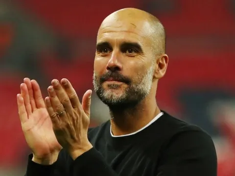 Pep bắn thông điệp đến Mourinho sau "thảm sát" Huddersfield