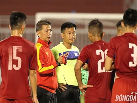 HLV Hoàng Anh Tuấn tái ngộ học trò cưng tại Myanmar
