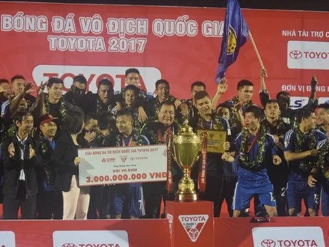 HLV Hoàng Văn Phúc: “Tôi dành tặng chức vô địch này cho người mẹ của mình”