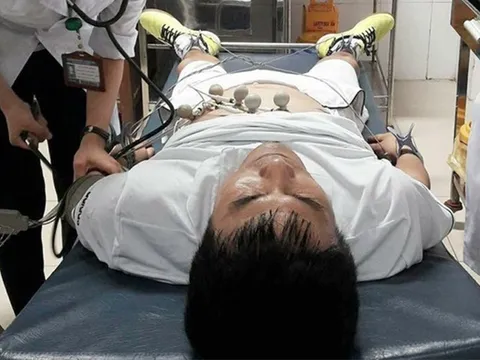 HLV Hữu Thắng đi cấp cứu vì loạn tim?