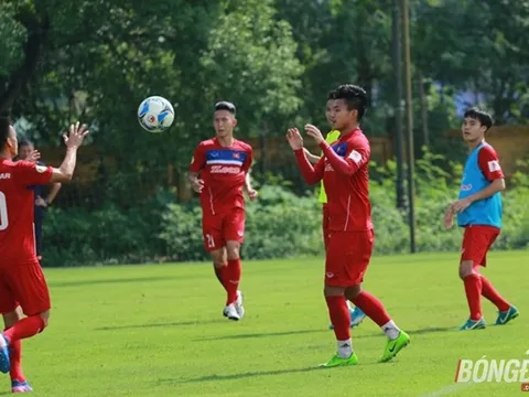 HLV Mai Đức Chung cho học trò chơi bóng bằng tay nhiều hơn chân