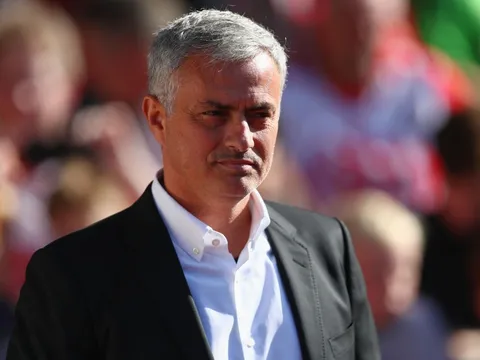 HLV Mourinho giải thích lí do để Smalling vào sân