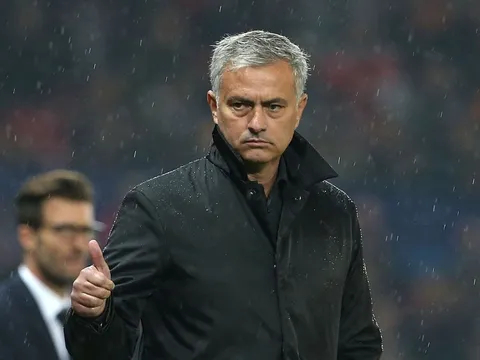 HLV Mourinho giận dữ khi Man Utd chơi bóng như... Playstation