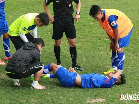 HLV Park Hang-seo lo lắng nhìn học trò quyết chiến trên sân tập