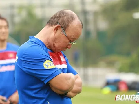 HLV Park Hang-seo tái hiện hình ảnh “Ngài ngủ gật” trên sân tập