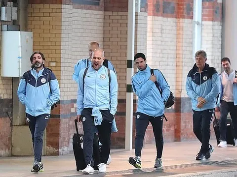 HLV Pep Guardiola ngáy ngủ khi Man City lên đường tới London