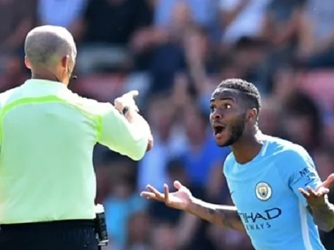 HLV Pep Guardiola yêu cầu trọng tài giải thích thẻ đỏ của Sterling