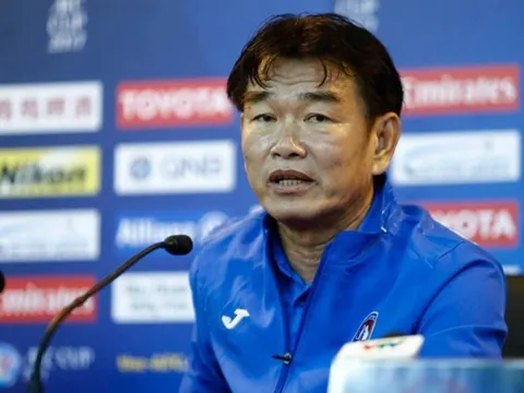 Khi HLV Phan Thanh Hùng đóng vai “người phán xử”