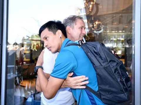 HLV Rajevac ôm chầm cầu thủ Thái Lan sau khi bị sa thải