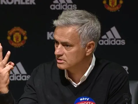 HLV Sarri nhận xét cực chuẩn về Mourinho và Man Utd trước đại chiến