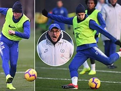 HLV Sarri quát tháo học trò trước đại chiến Chelsea - Tottenham