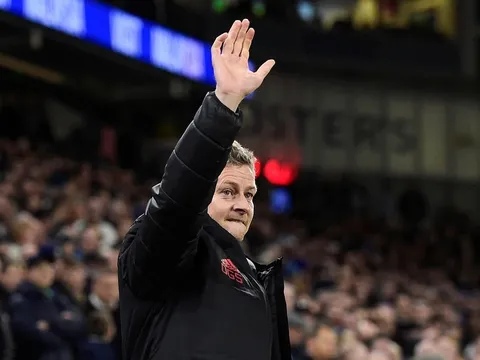 HLV Solskjaer tái hiện pha ăn mừng 'bàn tay nhỏ' của Gerard Pique