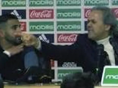 HLV tuyển Algeria chửi xối xả phóng viên trong họp báo