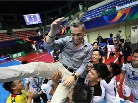 HLV tuyển futsal Việt Nam lọt top 10 nhà cầm quân xuất sắc thế giới