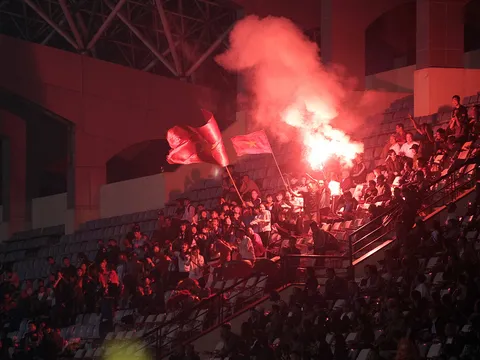 Phong Phú Hà Nam vào chung kết, CĐV đốt pháo sáng ăn mừng