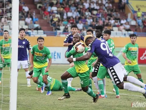 Hà Nội FC nâng cao Cup vô địch sau khi đánh bại Cần Thơ