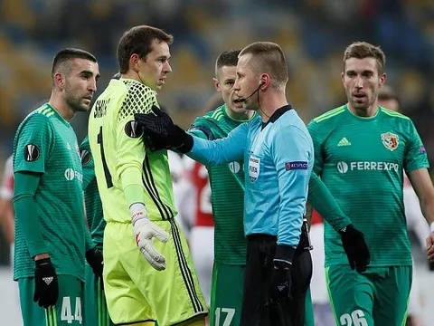 Học cách sút phạt đền của Neymar, Ramsey suýt bị tước bàn thắng