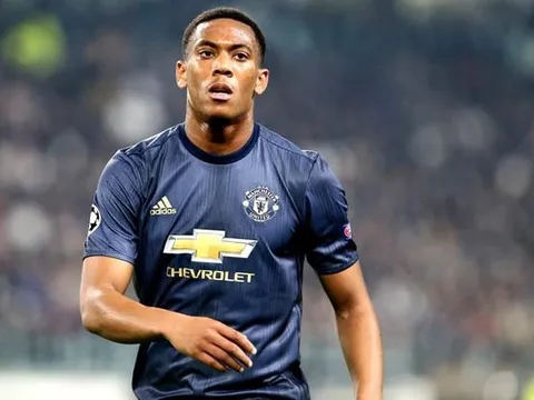 'Học theo Ronaldo, Martial sẽ chạy sang Real'