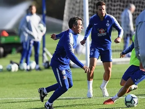 Học trò tròn mắt khi xem Zola "thị phạm" trên sân tập