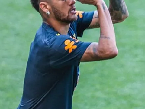 Hội quân, Neymar khiến đồng đội tròn mắt vì tài chơi bóng rổ